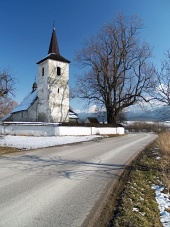 Winterlicher Weg zur Kirche in Ludrova
