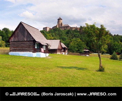 Λαογραφικό σπίτια και το κάστρο στην Stara Lubovna