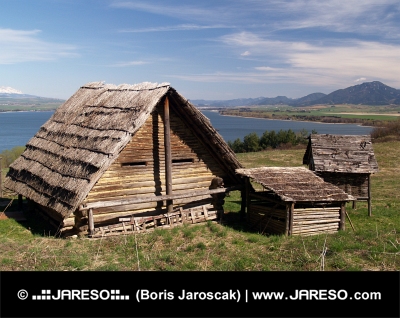 Αρχαία ξύλινα σπίτια από κορμούς σε Havranok μουσείο