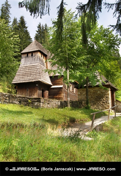 Σπάνιες ξύλινη εκκλησία σε Zuberec, Σλοβακία