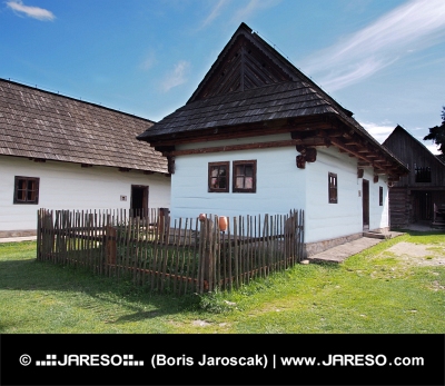 Σπάνιες ξύλινο σπίτι στην λαϊκή Pribylina, Σλοβακία