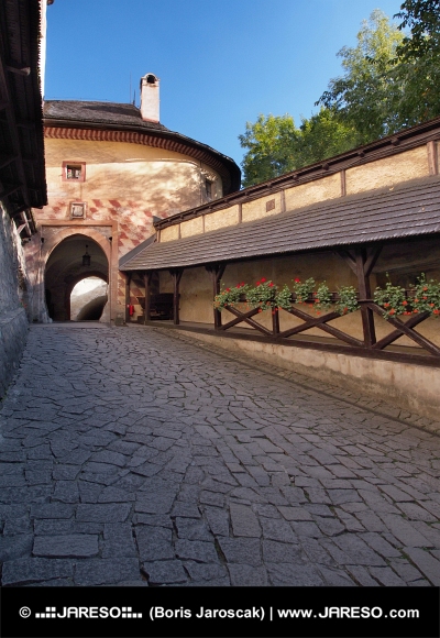 Πύλη στην αυλή του Orava Κάστρο, τη Σλοβακία