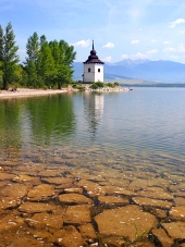 Ηλιόλουστη μέρα στο Liptovska Μάρα λίμνη, Σλοβακία