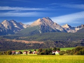 Το Tatra βουνά και το χωριό το καλοκαίρι