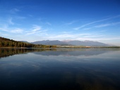 Rohace βουνά αντανακλώνται στα νερά του Liptovska Μάρα κατά τη δύση του ήλιου