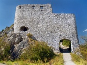 Οχύρωση από την κύρια πύλη της Cachtice Castle