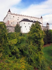 Zvolen Κάστρο στο λόφο από δάσος, Σλοβακία