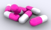 Primer plano de siete pastillas de color rosa aisladas sobre fondo blanco
