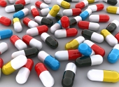 Muchas pastillas de colores sobre fondo blanco