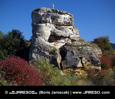 Roca con cruz cerca de Besenova, Eslovaquia