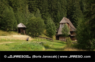 Iglesia de madera en el museo al aire libre de Zuberec, Eslovaquia