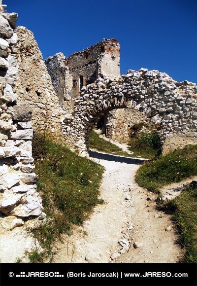 Interior del castillo de Cachtice, Eslovaquia