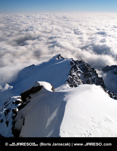Por encima de las nubes en los Altos Tatras en el pico Lomnicky