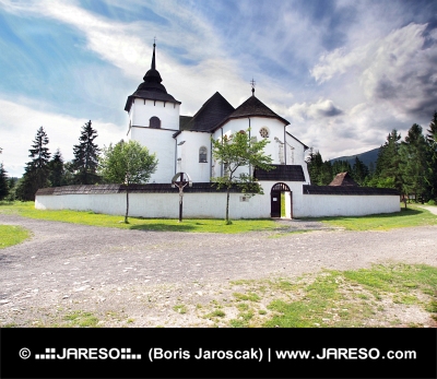 Iglesia gótica en el museo al aire libre de Pribylina
