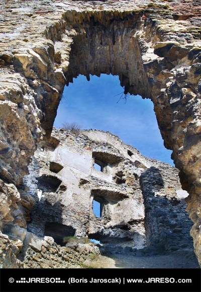 Muros interiores del castillo de Likava, Eslovaquia