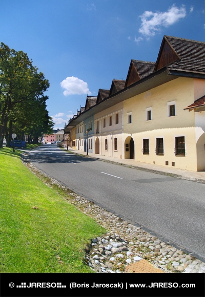 Carretera y casas burguesas en Spisska Sobota