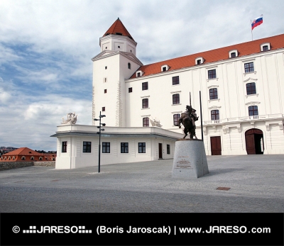 Patio del castillo de Bratislava con estatua del rey Svatopluk