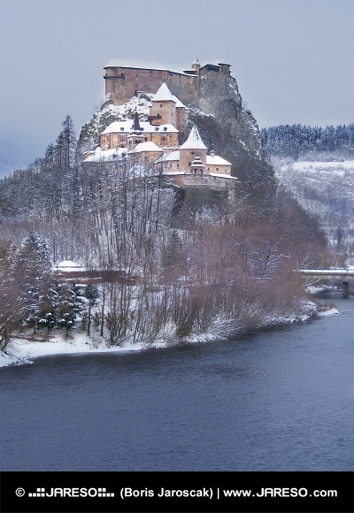 Famoso castillo de Orava en invierno