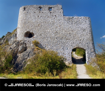 Fortificación de la puerta principal del castillo de Cachtice