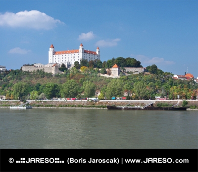 Río Danubio y castillo de Bratislava
