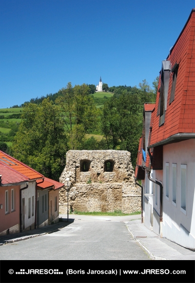 Calle con fortificación y Marian Hill en Levoca