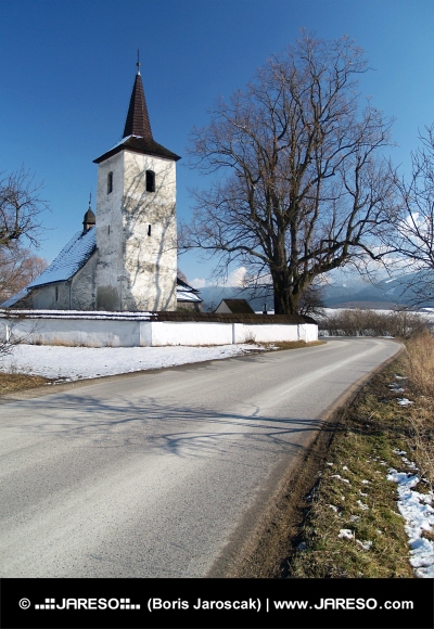 Camino invernal a la iglesia en Ludrova