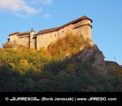 Castillo de Orava al atardecer durante el otoño