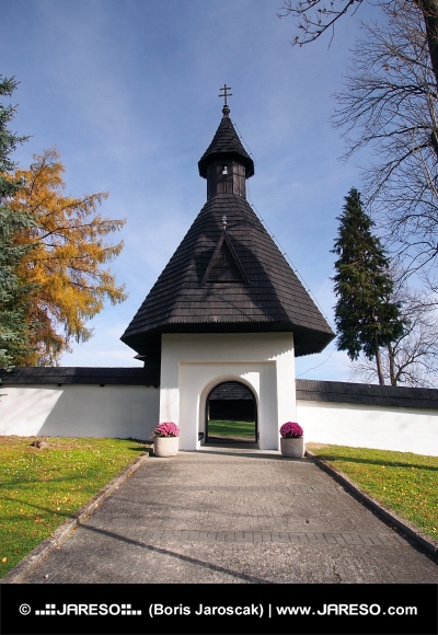 Puerta de la iglesia en Tvrdosin, Eslovaquia