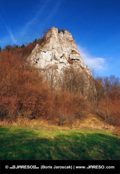 Vista otoñal de Ostra Skala, Eslovaquia