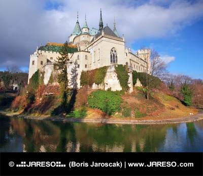 Famoso castillo de Bojnice en otoño
