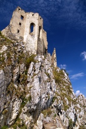Vista de verano de la capilla del castillo de Beckov, Eslovaquia