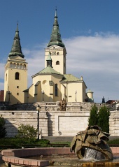 Iglesia y fuente en Zilina, Eslovaquia