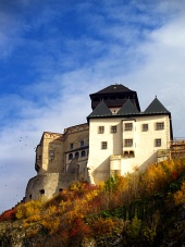 Vista otoñal del castillo de Trencin, Eslovaquia