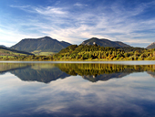 Colinas reflejadas en el lago Liptovska Mara al atardecer