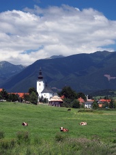 Iglesia y montañas en Bobrovec, Eslovaquia