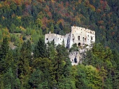 Bosque y ruinas del castillo de Likava en Eslovaquia