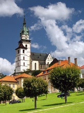 Plaza principal, iglesia y castillo en Kremnica