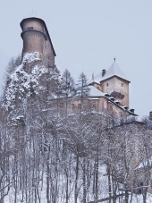 Vista poco común del castillo de Orava en invierno