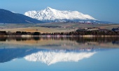 El pico Krivan se refleja en Liptovska Mara