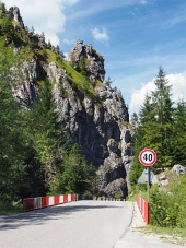 Carretera con puente al valle de Vratna, Eslovaquia