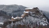 Todos los edificios del castillo de Orava en invierno