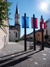 Torre de la iglesia y banderas en Levoca