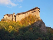 Castillo de Orava al atardecer durante el otoño