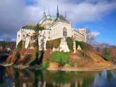 Famoso castillo de Bojnice en otoño