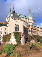 Capilla del castillo de Bojnice en otoño