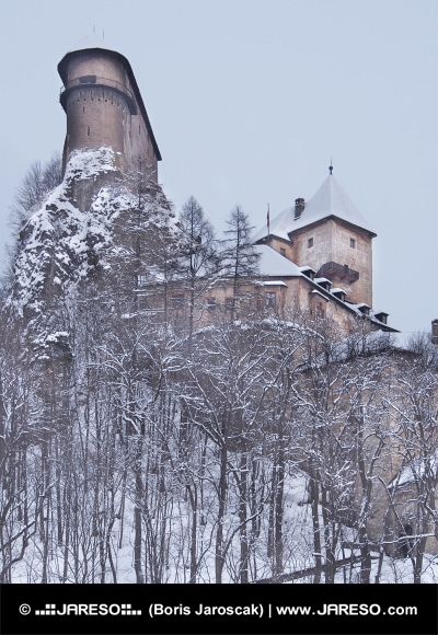Vue rare du château d'Orava en hiver