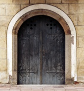 Vue perpendiculaire d'une porte médiévale