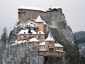 Le célèbre château d'Orava en hiver