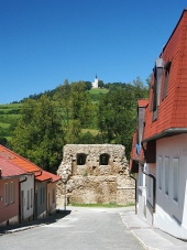 Rue avec fortification et colline mariale à Levoca
