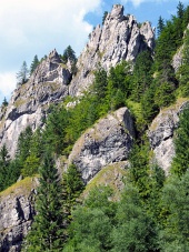 Rochers massifs dans la vallée de Vratna, Slovaquie